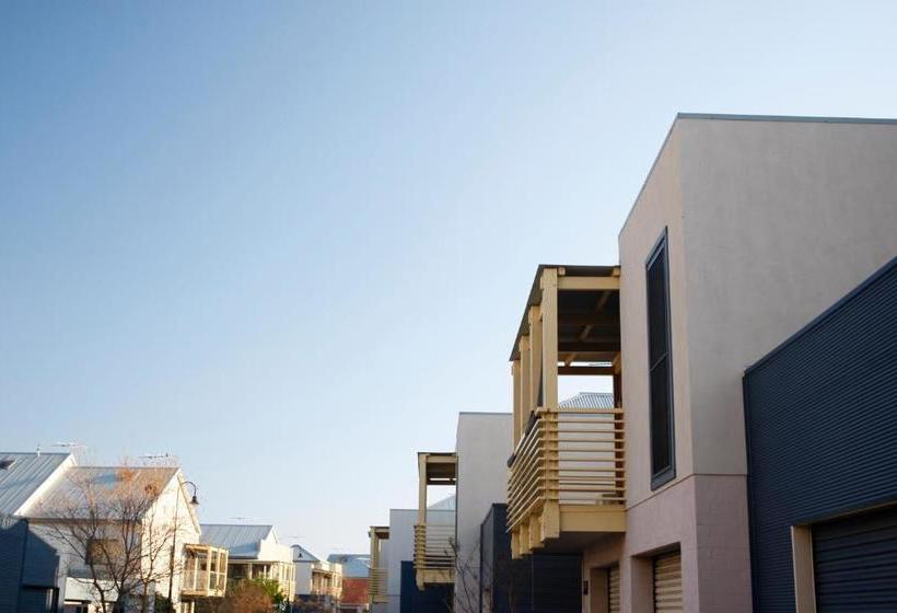 בית מלון כפרי Newcastle Harbourside Terraces