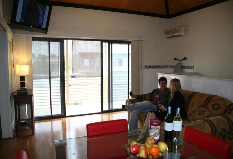 בית מלון כפרי Newcastle Harbourside Terraces