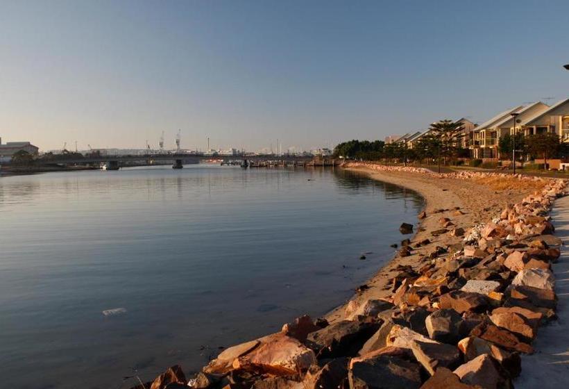 בית מלון כפרי Newcastle Harbourside Terraces