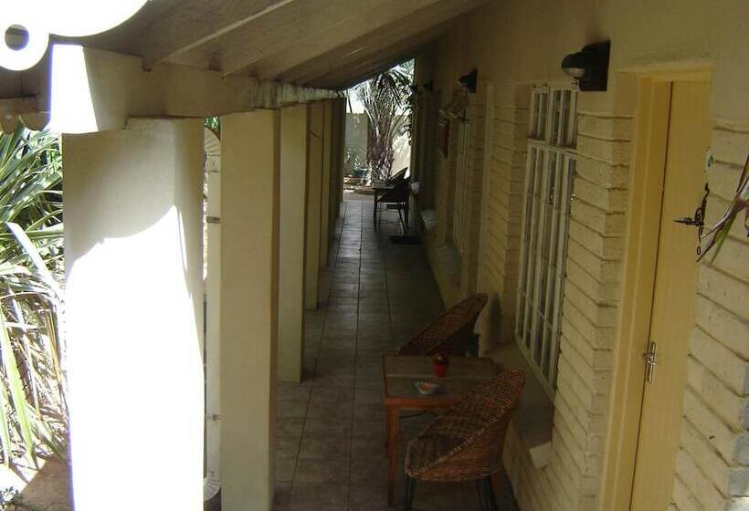 פנסיון Ladybrand Guest House