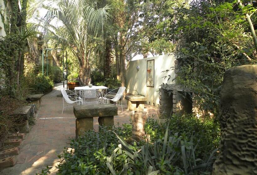 פנסיון Ladybrand Guest House