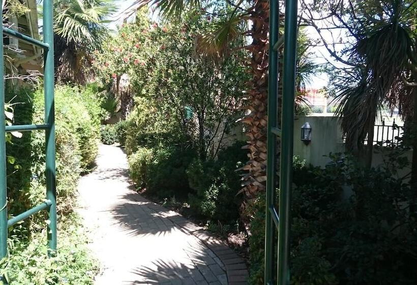 פנסיון Ladybrand Guest House