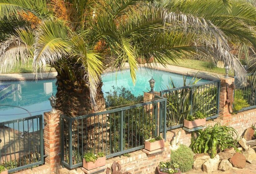 פנסיון Ladybrand Guest House