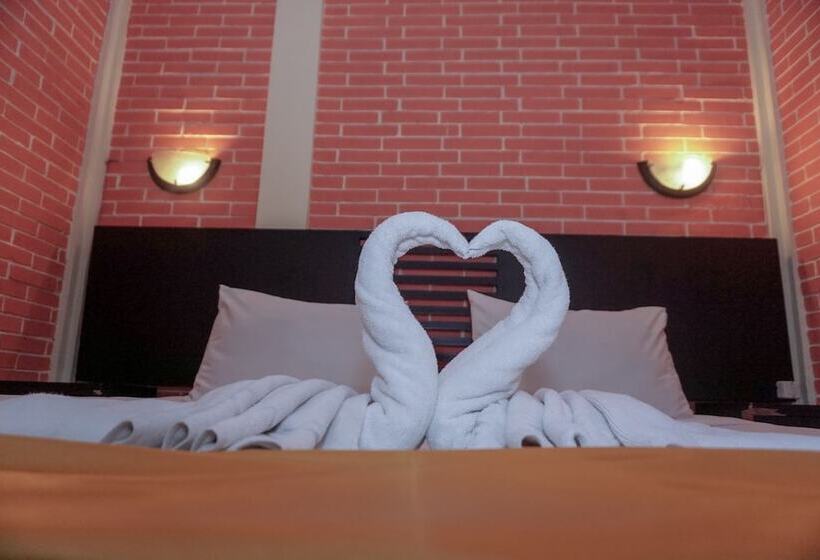 בית מלון כפרי Grand Cempaka Resort