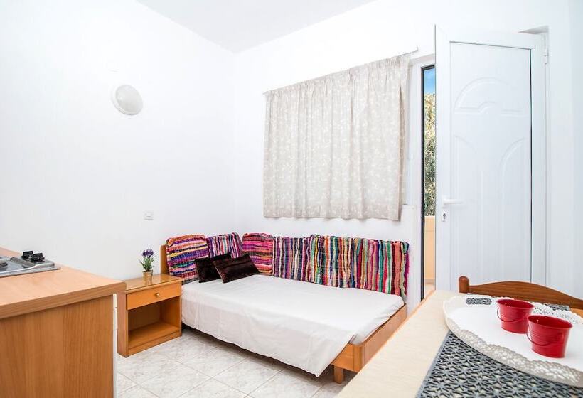 هتل Kiras Studios