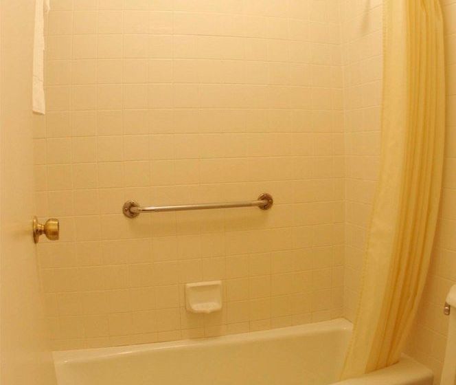 فندق على الطريق Quality Inn