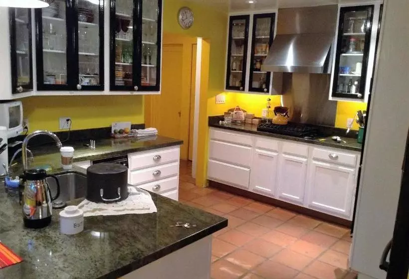 تختخواب و صبحانه My Rosegarden Guest Rooms