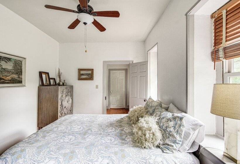 Steps To Delaware Canal: Enchanting Stone Cottage!