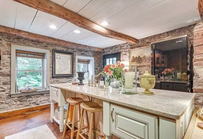 Steps To Delaware Canal: Enchanting Stone Cottage!