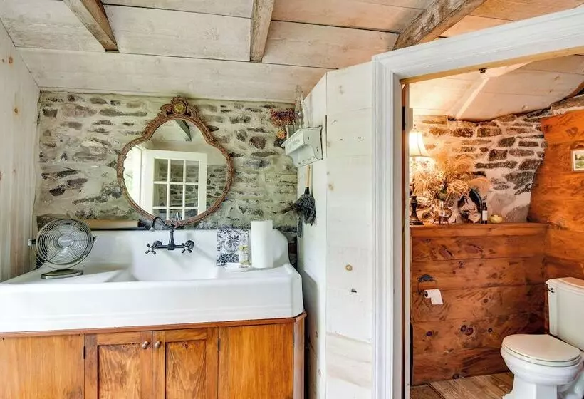 Steps To Delaware Canal: Enchanting Stone Cottage!