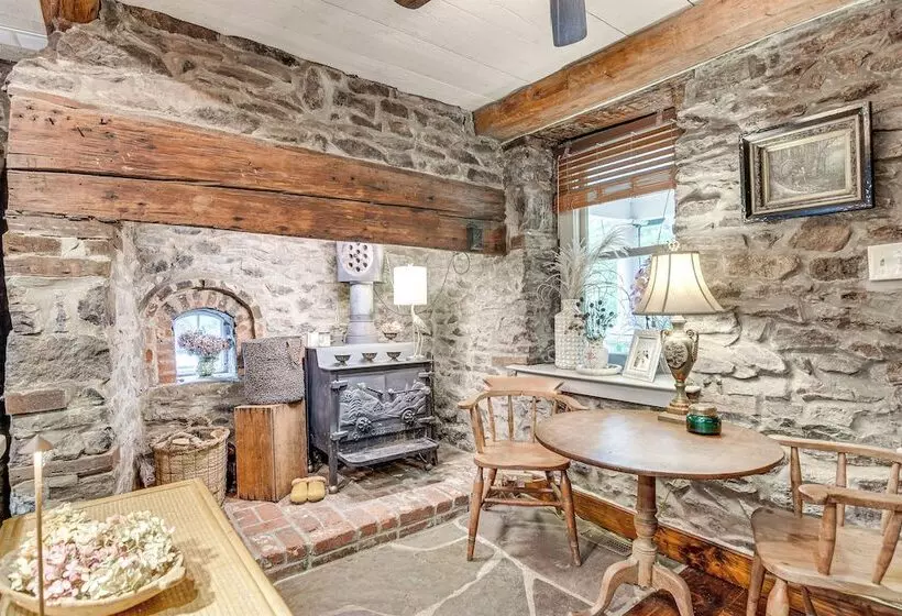 Steps To Delaware Canal: Enchanting Stone Cottage!