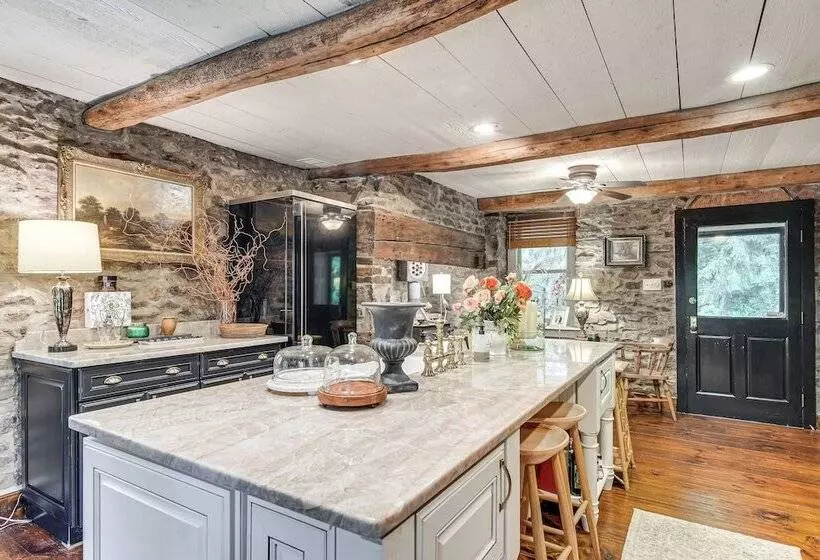 Steps To Delaware Canal: Enchanting Stone Cottage!