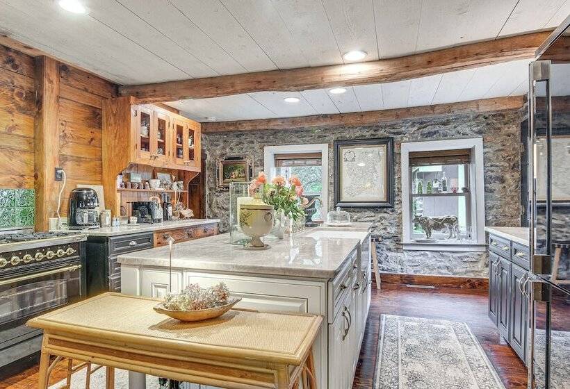 Steps To Delaware Canal: Enchanting Stone Cottage!