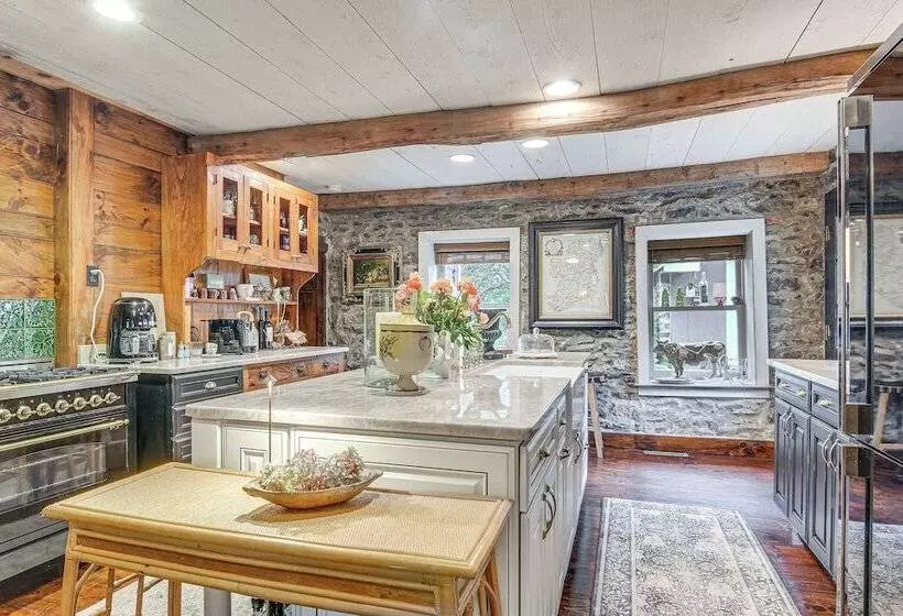 Steps To Delaware Canal: Enchanting Stone Cottage!