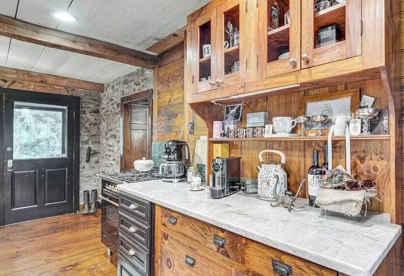 Steps To Delaware Canal: Enchanting Stone Cottage!