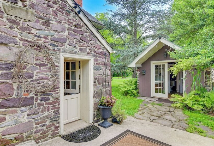 Steps To Delaware Canal: Enchanting Stone Cottage!
