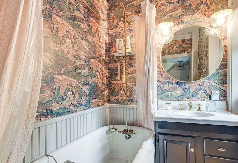 Steps To Delaware Canal: Enchanting Stone Cottage!