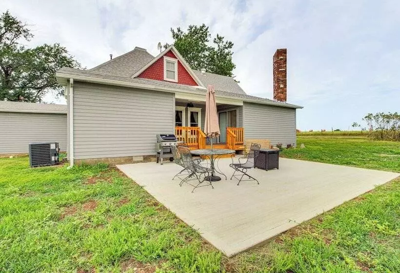 Erie Farmhouse W/ Fire Pit + Grill: Pets Welcome!