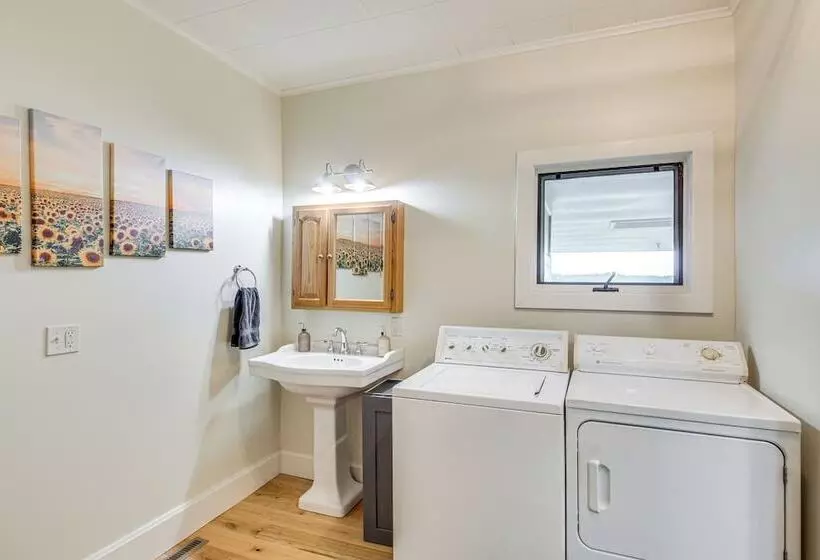 Erie Farmhouse W/ Fire Pit + Grill: Pets Welcome!