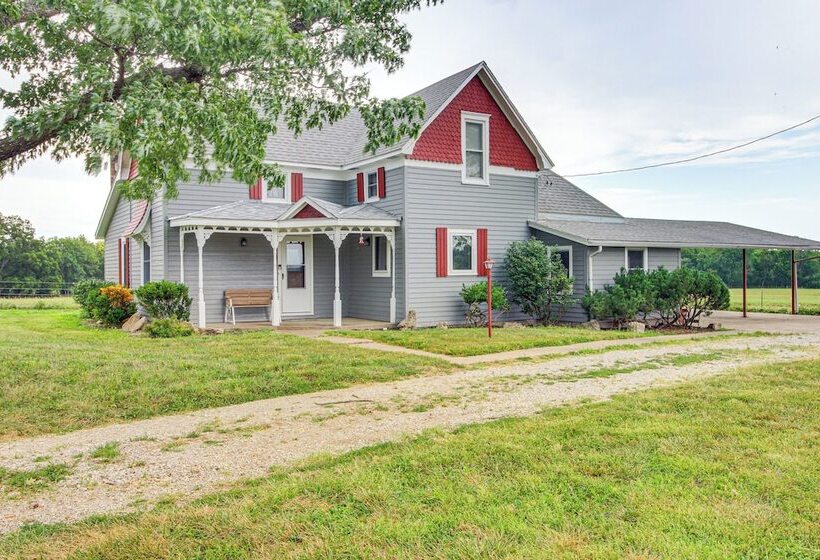 Erie Farmhouse W/ Fire Pit + Grill: Pets Welcome!