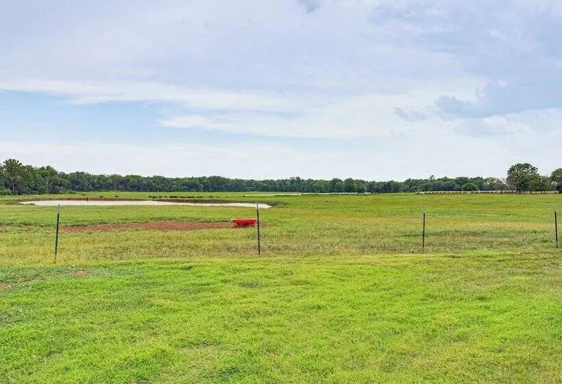 Erie Farmhouse W/ Fire Pit + Grill: Pets Welcome!