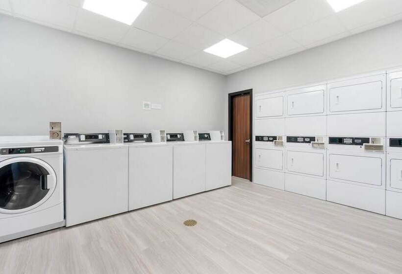 Hôtel Hometowne Studios By Red Roof Tampa   Airport