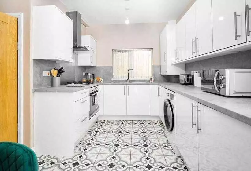 Residenssi Cosy 3 Bed House In Birmingham With Free Parking