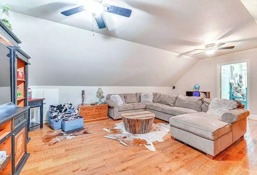 Fire Pit + Sauna: Spacious Lake Texoma Retreat!