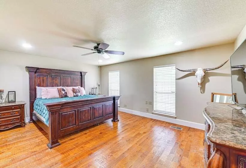 Fire Pit + Sauna: Spacious Lake Texoma Retreat!