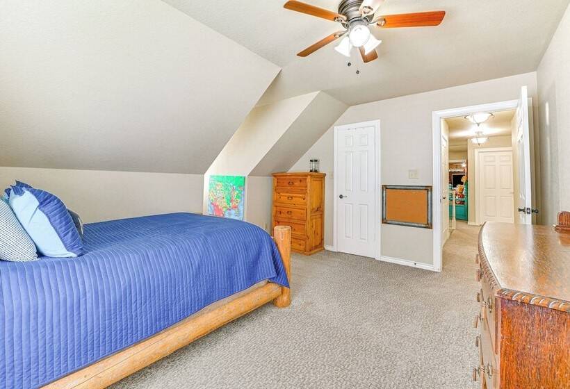 Fire Pit + Sauna: Spacious Lake Texoma Retreat!