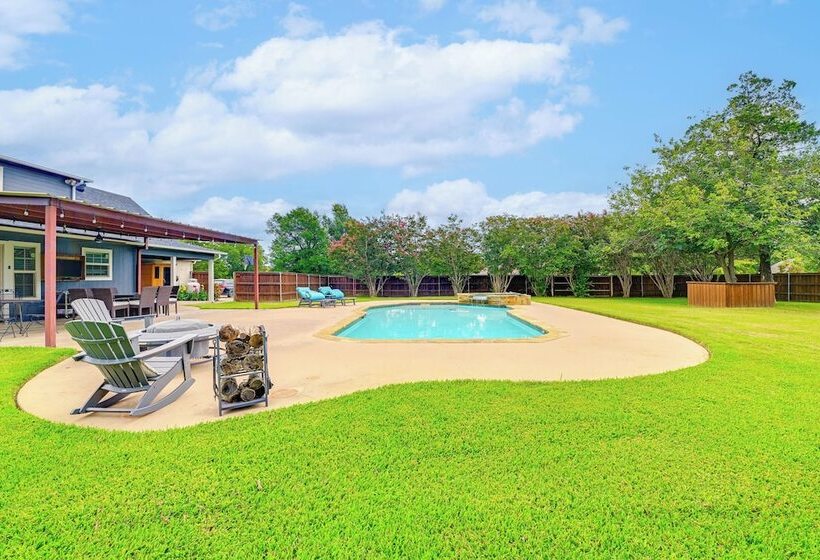 Fire Pit + Sauna: Spacious Lake Texoma Retreat!