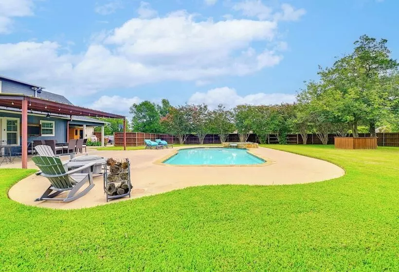 Fire Pit + Sauna: Spacious Lake Texoma Retreat!