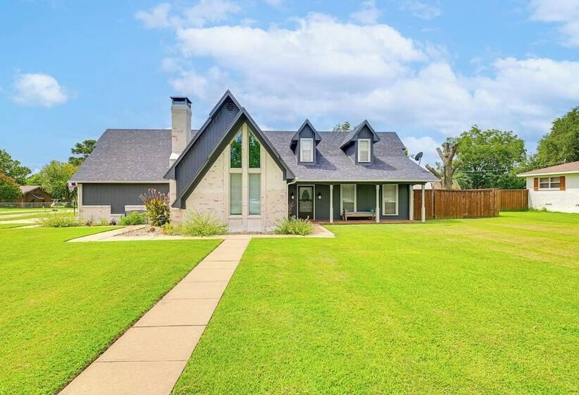 Fire Pit + Sauna: Spacious Lake Texoma Retreat!