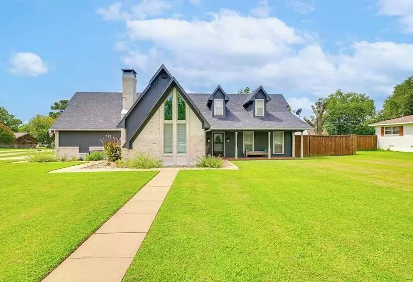 Fire Pit + Sauna: Spacious Lake Texoma Retreat!