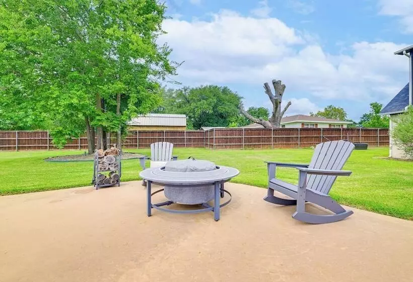Fire Pit + Sauna: Spacious Lake Texoma Retreat!