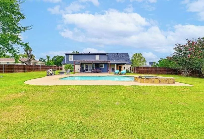 Fire Pit + Sauna: Spacious Lake Texoma Retreat!