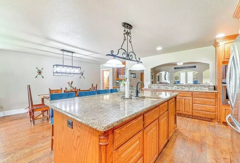 Fire Pit + Sauna: Spacious Lake Texoma Retreat!