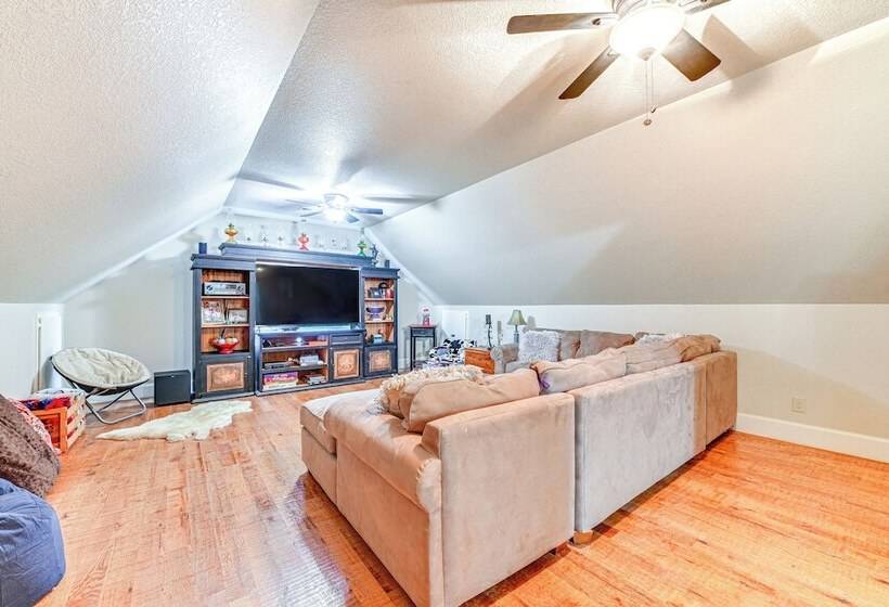 Fire Pit + Sauna: Spacious Lake Texoma Retreat!