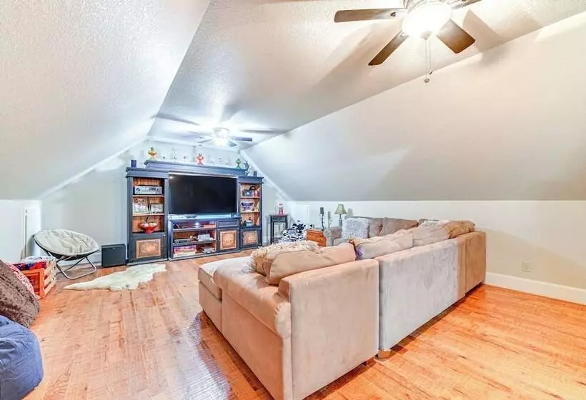 Fire Pit + Sauna: Spacious Lake Texoma Retreat!