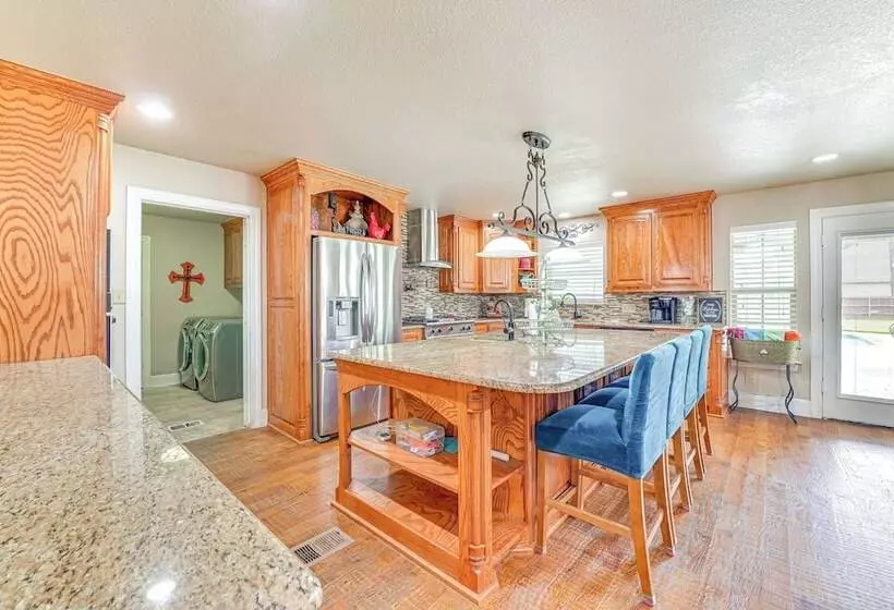 Fire Pit + Sauna: Spacious Lake Texoma Retreat!