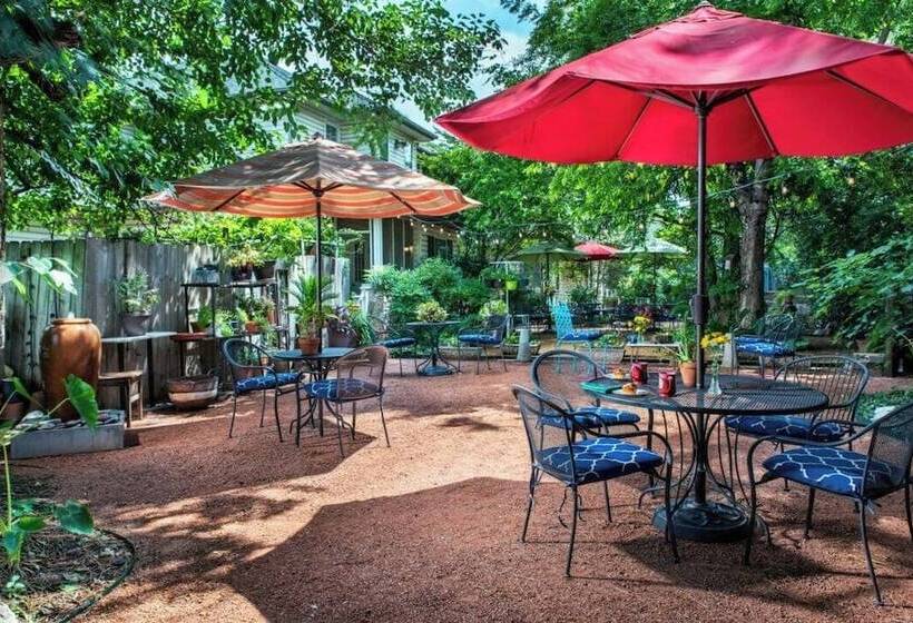 تختخواب و صبحانه Montford Inn & Cottages