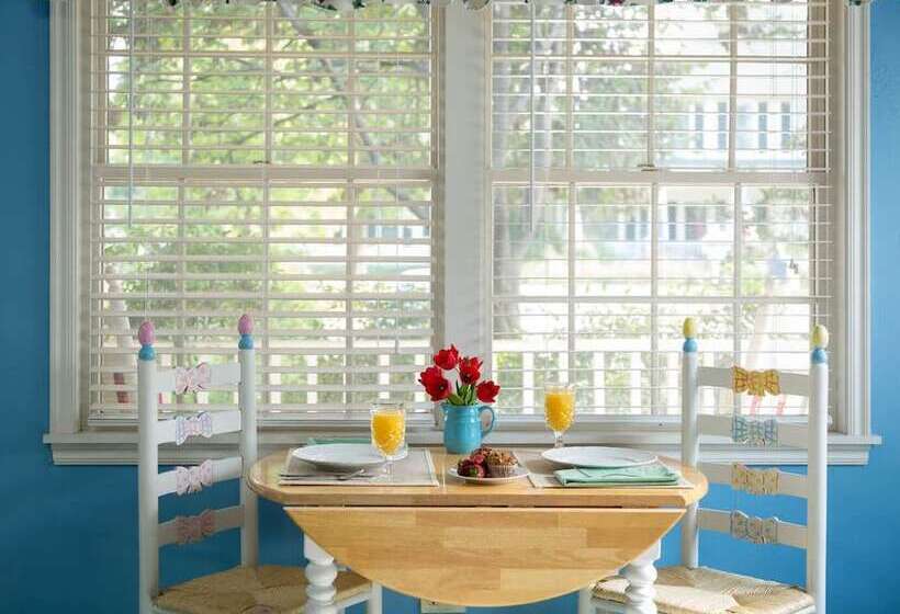 تختخواب و صبحانه Montford Inn & Cottages