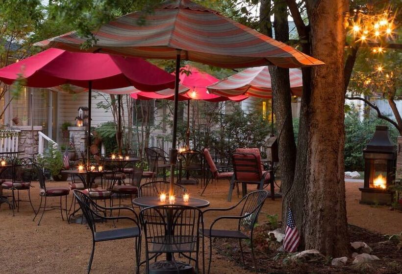 تختخواب و صبحانه Montford Inn & Cottages