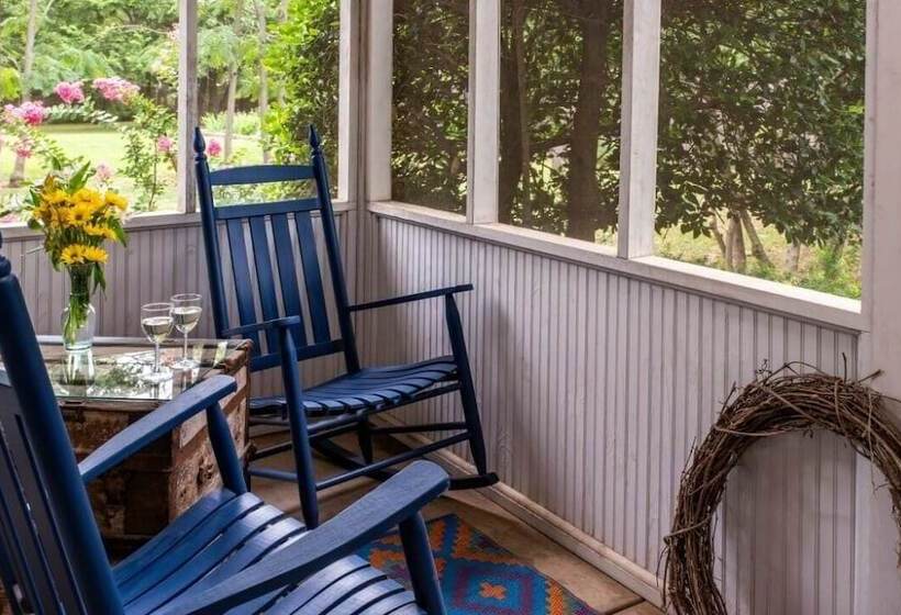 تختخواب و صبحانه Montford Inn & Cottages