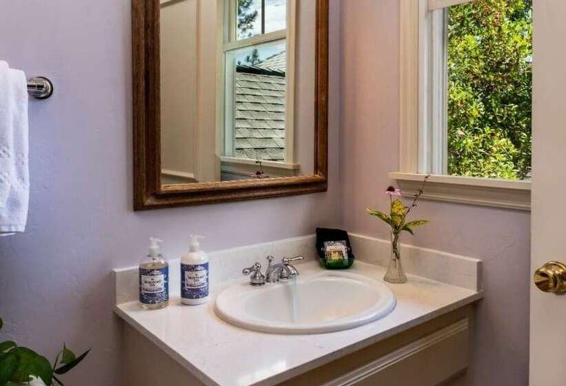 تختخواب و صبحانه Montford Inn & Cottages