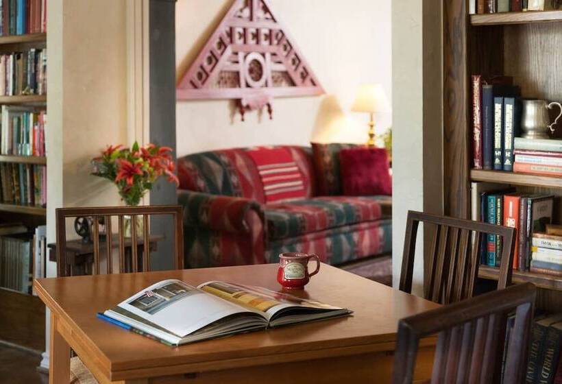 تختخواب و صبحانه Montford Inn & Cottages