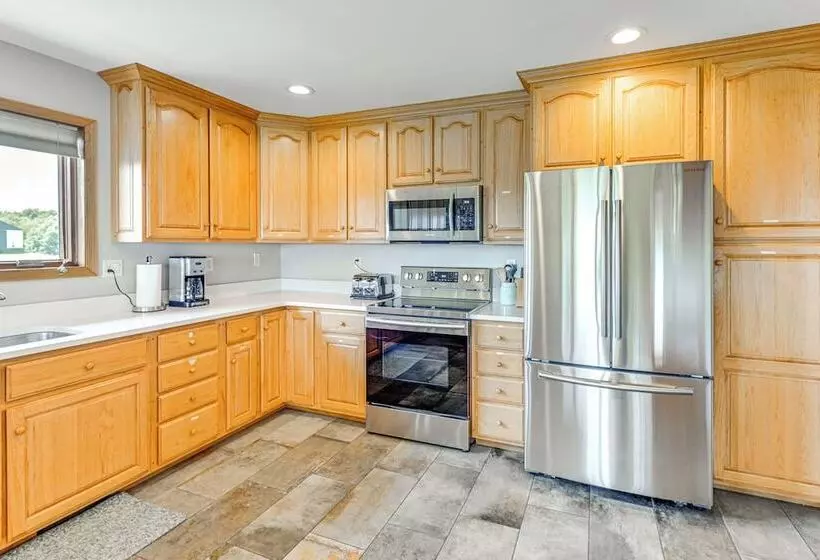 Hoheland Ranch  On 185 Acres W/ Deck + Views!