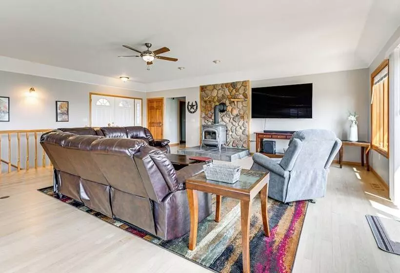 Hoheland Ranch  On 185 Acres W/ Deck + Views!