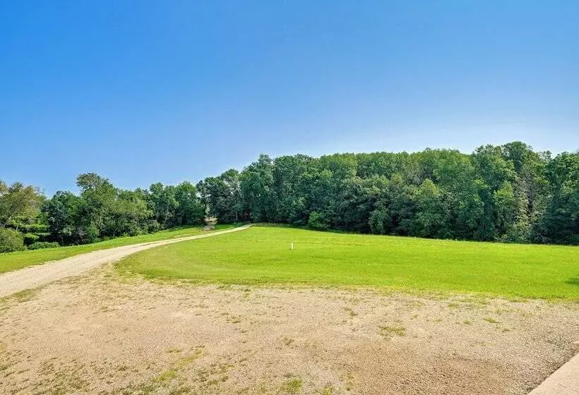 Hoheland Ranch  On 185 Acres W/ Deck + Views!