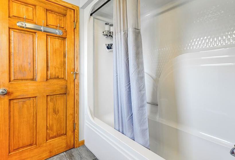 Hoheland Ranch On 185 Acres W/ Deck + Views!